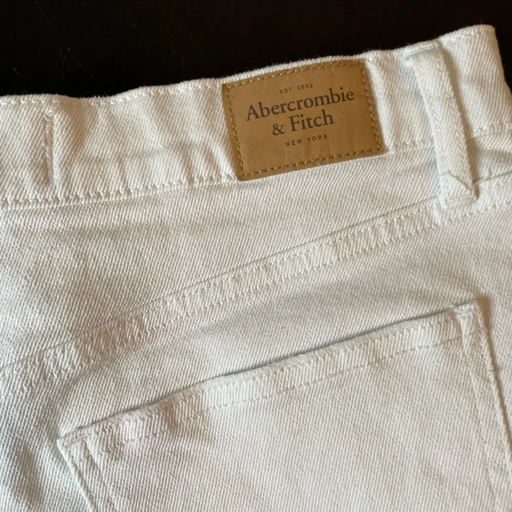 Abercrombie & Fitch Distressed White Women's Denim High-Rise Shorts Size 27, 4